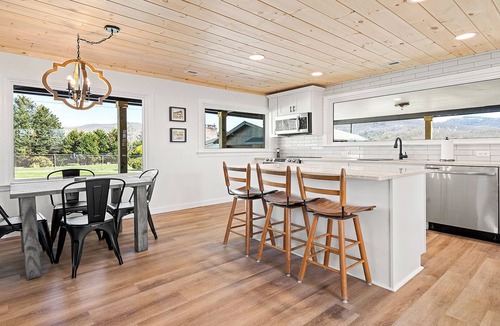 Fletcher House | Spacious & Modern Mountain View Cottage