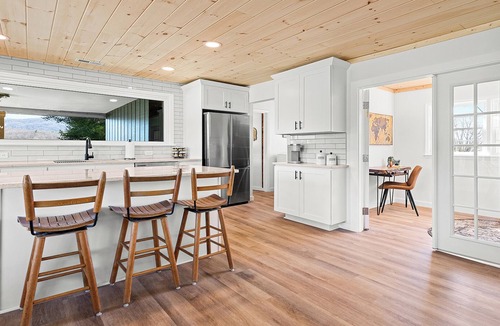 Fletcher House | Spacious & Modern Mountain View Cottage