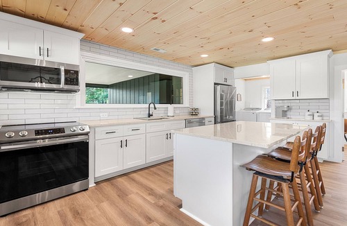 Fletcher House | Spacious & Modern Mountain View Cottage