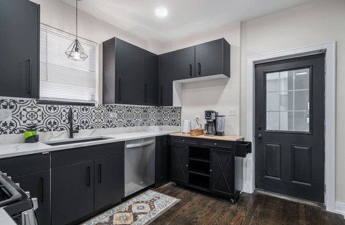 Chicago House | Spacious/New - 8BD/4BTH - Sleeps 16 + Garage!
