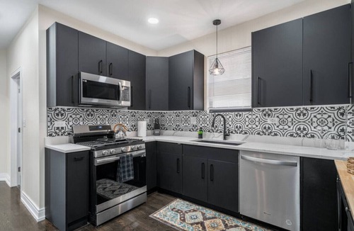 Chicago House | Spacious/New - 8BD/4BTH - Sleeps 16 + Garage!