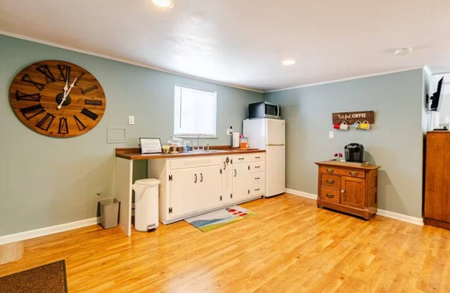 Central Oregon Apartment | Spacious Peaceful Sweet Olive Cottage Studio In North Eugene