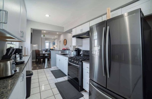 Heart of Chicago Apartment | Spacious Pilsen 3BR Apt,AC,Laudry,Free Parking