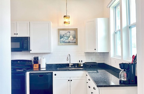 Clanton House | Spacious Remodeled Downtown Retreat, Walk to Shops & Dining, Sleeps 12!