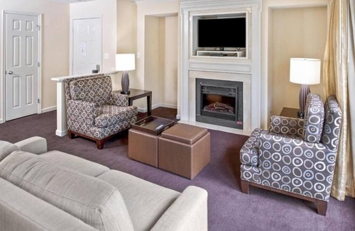 Berkeley Hotel | Spacious Retreat – 2 Units for Family Stay + Pools & Sports Facilities