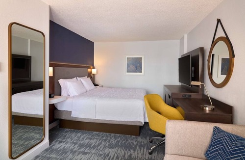 Mount Vernon Triangle Hotel | Spacious Room in D.C. l Near Convention Center & Metro Station