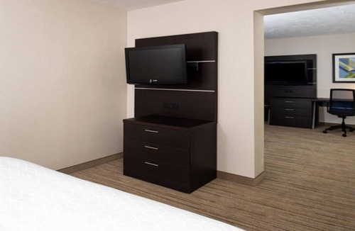 Dent Hotel | Spacious Room w/Bathtub + Close to Hospitals, Grocery Stores, & Restaurants