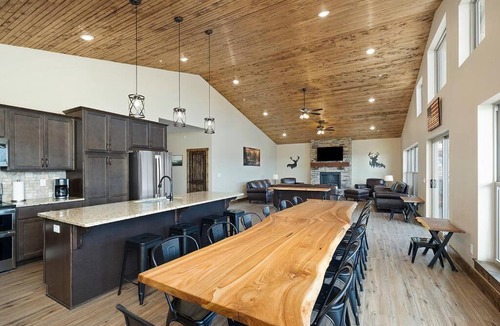 Indian Point House | Spacious Rustic Elm Lodge