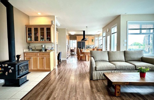 Point Roberts Villa | Spacious Second Floor Queen bedroom (Lily Point)