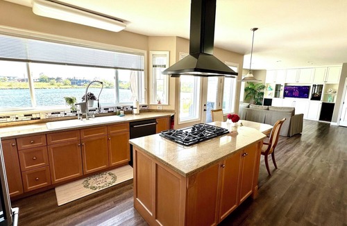 Point Roberts Villa | Spacious Second Floor Queen bedroom (Lily Point)