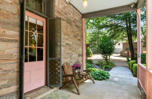 Skyland House | Spacious Studio on Historic Inn Property