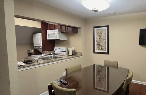Berkeley House | Spacious W'burg 4BDR/4BA townhome lockout for 12, near attractions. Great value.