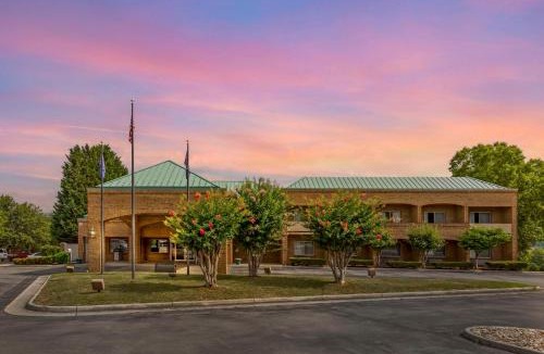 Salem Hotel | Spark by Hilton Salem East Electric Road