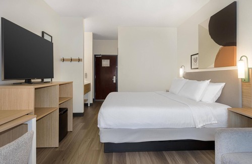 Silver Lake Hotel | Spark by Hilton Wilmington Carolina Beach Rd