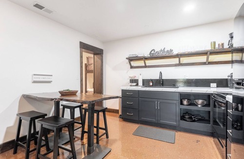 Livingston House | Speakeasy-2 bedroom/2 bath- on the Downtown Square