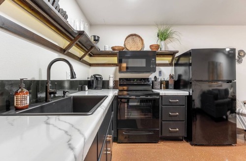 Livingston House | Speakeasy-2 bedroom/2 bath- on the Downtown Square