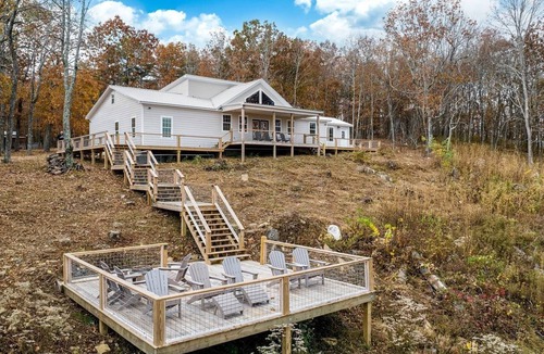 Fort Payne Cabin | Spectacular Cabin with Home Theater and Fire Pit in Fort Payne, Alabama