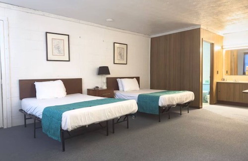 Spencer Hotel | Spencer Explorer | Modern Haven | Explore Fall Creek & Hike Buck Knob Peak