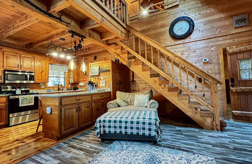 Pine Mountain Cabin | Spend Labor Day at Happy’s Hideaway- Fiber Wifi and Hot tub - Callaway Gardens
