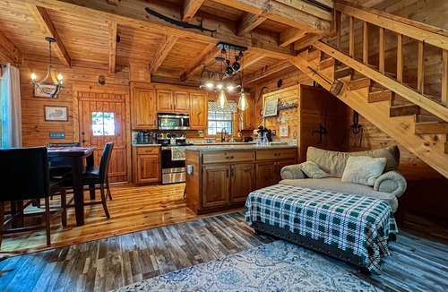 Pine Mountain Cabin | Spend Labor Day at Happy’s Hideaway- Fiber Wifi and Hot tub - Callaway Gardens