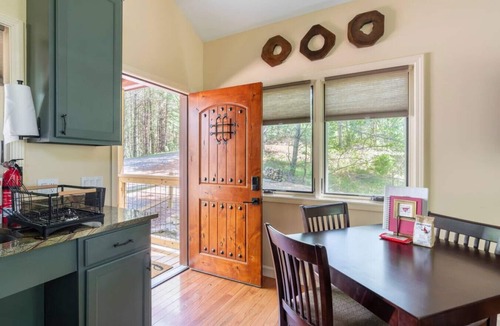 Marshall Cabin | Spring in Mtns Maple Treehouse Near Asheville - Pet Friendly