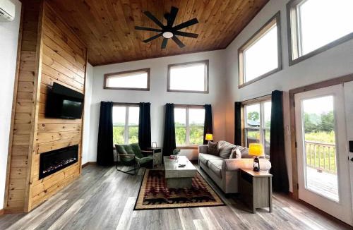 Rogers House | Spruce Arch - King Bed Fireplace Pets Welcome