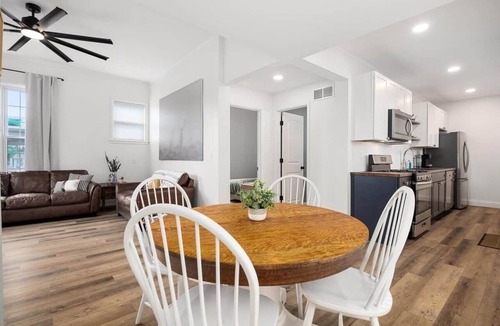 Washington Apartment | Square Haven Duplex -Walk to Pubs Cafe & Ice Cream