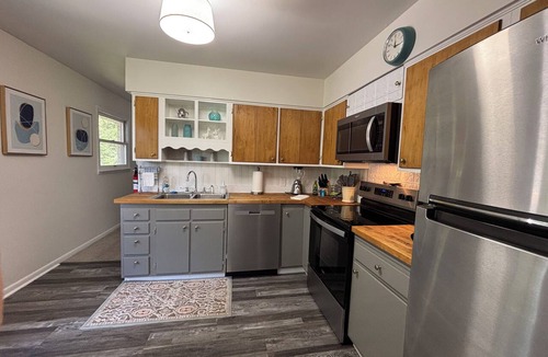 Bloomington House | Stadium Stroll Main Level | Walk to Football | Sleeps 8 · 2 BR · 1 Bath