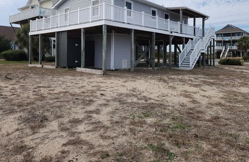 Surf City Cottage | Stan Castle, a small breezy walk to the beautiful ocean!