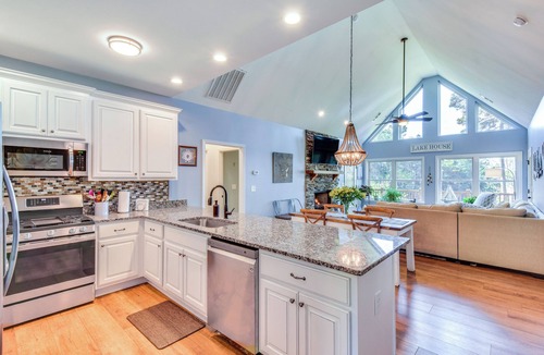 Dewy Rose House | Starr Rental on Lake Hartwell: Deck & Water View!