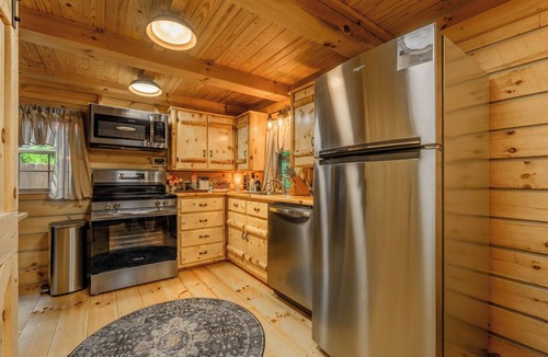 Elizabethton Cabin | Starry Nights in the Smokey Mountains Hot Tub Pet Friendly
