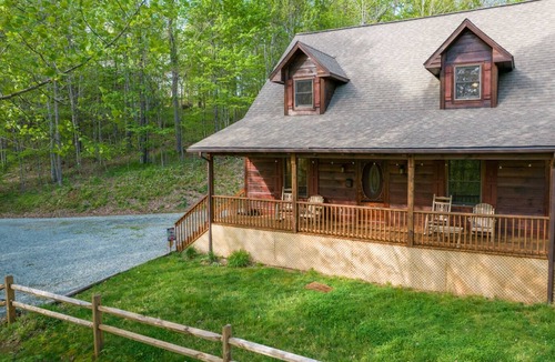 Todd Cabin | Stay at The GOAT! New listing between Boone and West Jefferson!