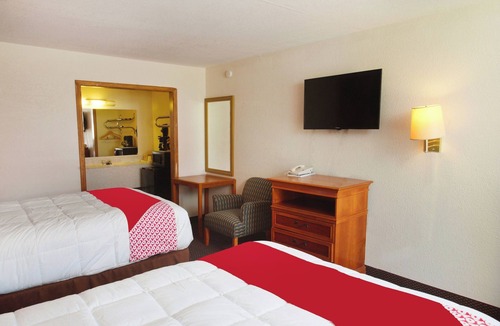 Guymon Hotel | Stay in 2 Comfortable Rooms – Perfect for Couples & Sightseeing!