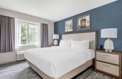 Mishawaka Hotel | Stay in 2 Premium Units w/Kitchen l Near University of Notre Dame - 2.6 mi