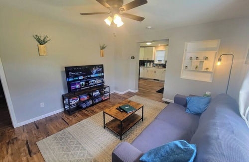 Ottawa House | Steps to downtown, King Bed, Pet friendly!