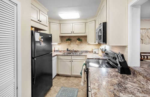 Downtown Knoxville Condo | Steps to Neyland & Thompson-Boling: Large 2BR/1bath with parking