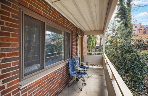 Downtown Knoxville Condo | Steps to Neyland & Thompson-Boling: Large 2BR/1bath with parking
