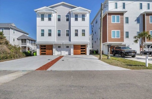 Wilmington Beach House | Steps to Tiki Bar & Beach! 5-Star Reviews-Elevator