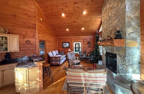 Almond Cabin | Sticks and Stones - Serene cabin with Heat & A/C in Almond, NC, near Bryson City