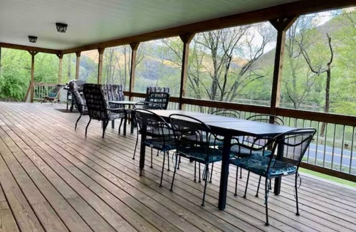 Bellepoint House | Stillwater on the New- Riverfront, New River Gorge - 5BR/2BA, Wi-Fi, Huge Porch