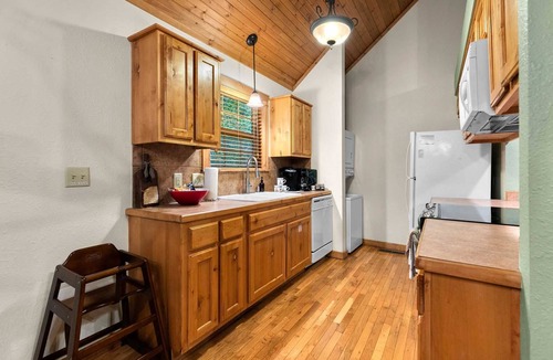 Branson West Cabin | StoneBridge 2 Bedroom Lodge - Walkway In, Peaceful Setting, Private Parking - Lodge #28