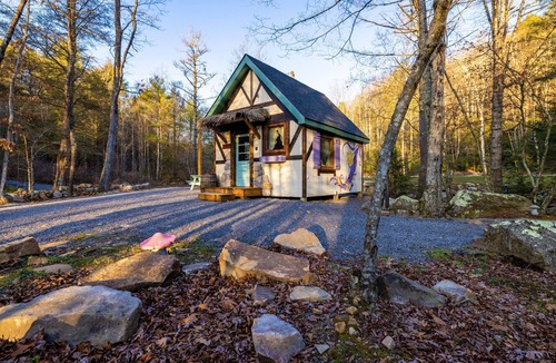 Goldbond Cottage | Storybook Cottage @ Four Fillies Lodge-Glamping