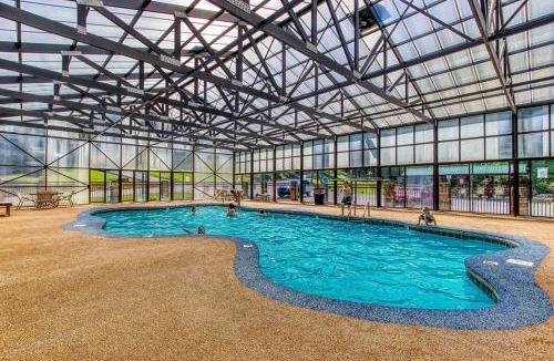 Sevierville Ski Chalet | Strawberry Fields, Indoor resort Pool, WIFI, 560 FREE tickets each paid day