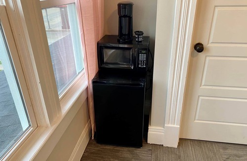 Leitchfield Apartment | Strawberry Mini Room 🚭 @ Twin Lakes Creamery