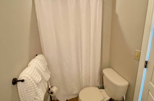 Leitchfield Apartment | Strawberry Mini Room 🚭 @ Twin Lakes Creamery