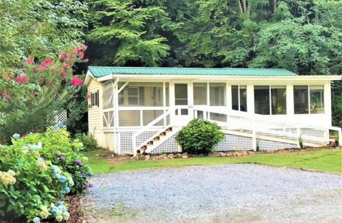 Sylva House | Streams & Dreams - Hidden River Gem, Mountain Views, Fishing, and Hiking!
