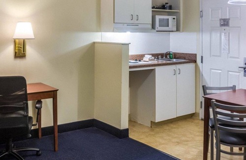 Coliseum Central Hotel | Studio 6 Extended Stay - Hampton, VA - Langley AFB Area