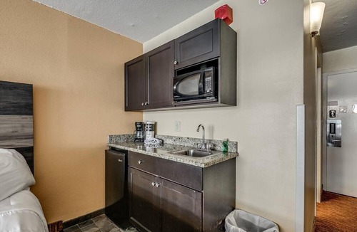 Myrtle Beach Hotel | Studio at Landmark - Pools & Beach Access