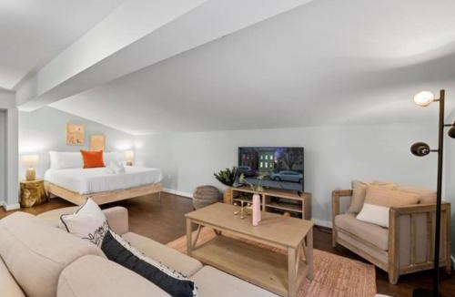 Cincinnati Apartment | Studio steps to Soccer and OTR and Downtown