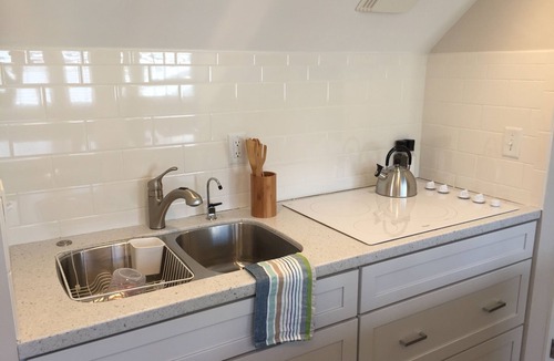 Wilmington Apartment | Studio-style garage apartment in beautiful mid-town neighborhood, near hospital